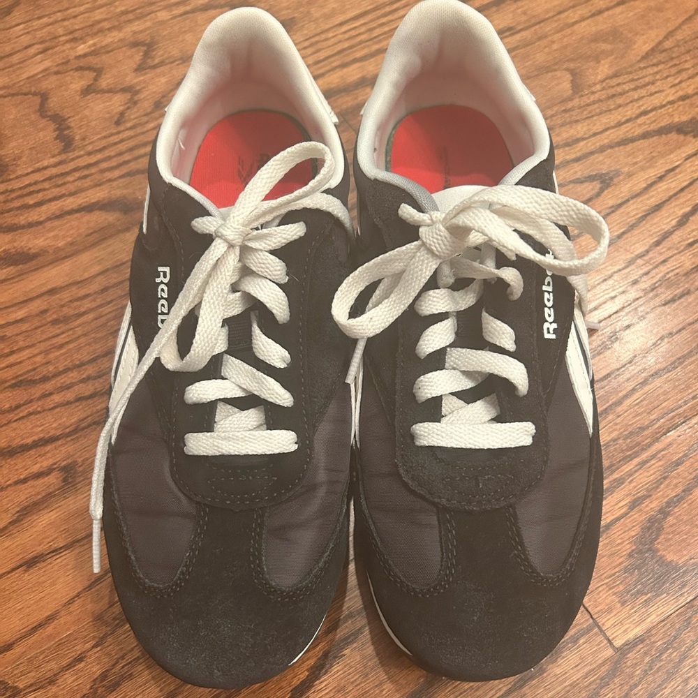 Women’s Reebok Fiori Sneakers 🖤❤️ - Picture 5 of 10